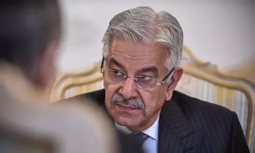 Khawaja Asif की लाइव टीवी पर ट्रंप वाली गलती, एंकर ने मंत्री की बात काट दी Khawaja Asif की लाइव टीवी पर ट्रंप वाली गलती, एंकर ने मंत्री की बात काट दी