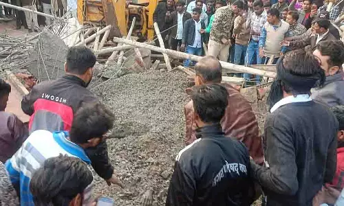निर्माणाधीन हनुमान मंदिर का गेट गिरने से 2 लोग गंभीर रूप से घायल