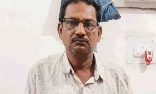 Odisha में भ्रष्टाचार पर कार्रवाई, रेवेन्यू इंस्पेक्टर रिश्वत लेते गिरफ्तार Odisha में भ्रष्टाचार पर कार्रवाई, रेवेन्यू इंस्पेक्टर रिश्वत लेते गिरफ्तार