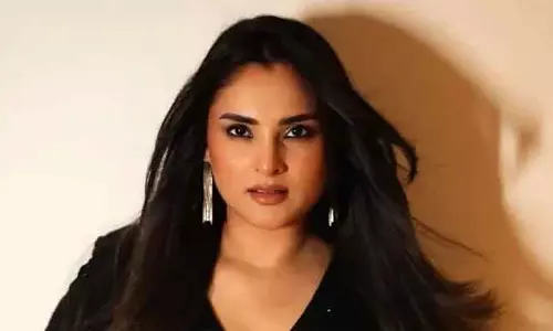 एक्ट्रेस Ramya का विवादित बयान: पुरुषों की तुलना कुत्तों से कर फंसीं एक्ट्रेस Ramya का विवादित बयान: पुरुषों की तुलना कुत्तों से कर फंसीं