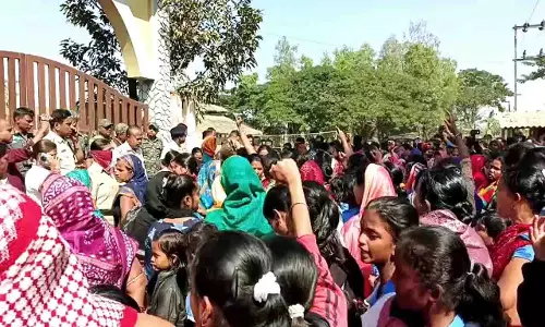 Odisha में अंडरपास की मांग पर बवाल, पुलिस–जनता में झड़प Odisha में अंडरपास की मांग पर बवाल, पुलिस–जनता में झड़प