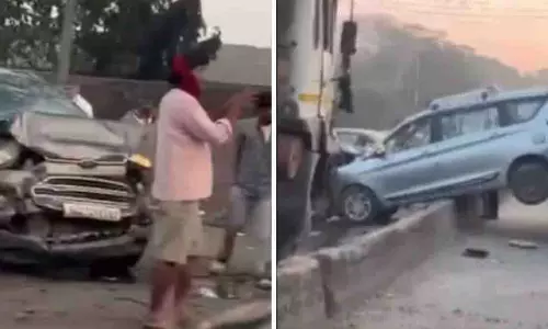 Gaimukh हादसा: 4 लोग गंभीर रूप से घायल, सड़क पर जाम की स्थिति Gaimukh हादसा: 4 लोग गंभीर रूप से घायल, सड़क पर जाम की स्थिति