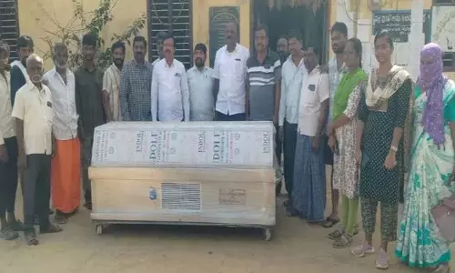 Kunchala श्रीनिवास रेड्डी ने अन्नाराम ग्राम पंचायत को बॉडी फ्रीजर बॉक्स दान किया Kunchala श्रीनिवास रेड्डी ने अन्नाराम ग्राम पंचायत को बॉडी फ्रीजर बॉक्स दान किया