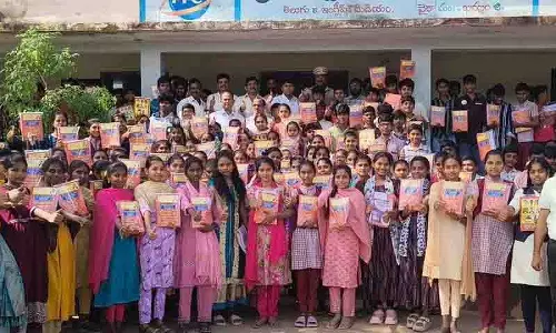 Vayara लायंस क्लब, पुलिस ने सरकारी स्कूल के छात्रों को स्टडी मटीरियल बांटा Vayara लायंस क्लब, पुलिस ने सरकारी स्कूल के छात्रों को स्टडी मटीरियल बांटा