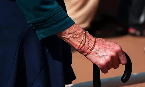 बुज़ुर्ग दंपत्ति बीमार हालत में hearing center पहुंचे