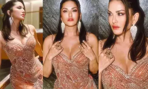 Sunny Leone का बोल्ड और एलिगेंट अवतार: लेटेस्ट फोटोशूट में ढाया कहर Sunny Leone का बोल्ड और एलिगेंट अवतार: लेटेस्ट फोटोशूट में ढाया कहर