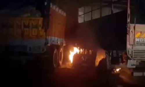 ऑयल टैंकर लीक के कारण लगी आग, बस और 2 ट्रक प्रभावित ऑयल टैंकर लीक के कारण लगी आग, बस और 2 ट्रक प्रभावित