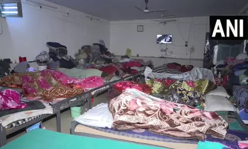 दिल्ली में शीतलहर का कहर जारी, ठंड से बचने रैन बसेरों में शरण ले रहे लोग