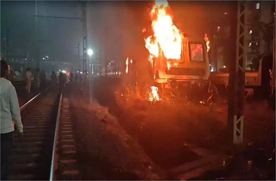 Mumbai: लोकल ट्रेन में लगी भीषण आग, मची अफरा-तफरी Mumbai: लोकल ट्रेन में लगी भीषण आग, मची अफरा-तफरी