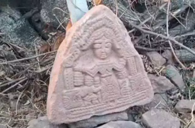 Jammu Kashmir:खुदाई के दौरान मिली माँ भद्रकाली की प्राचीन मूर्ति Jammu Kashmir:खुदाई के दौरान मिली माँ भद्रकाली की प्राचीन मूर्ति