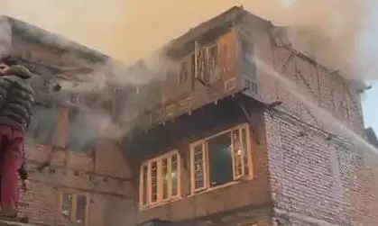Jammu Kashmir: दो रिहायशी घरों में लगी भीषण आग, चीख-पुकार Jammu Kashmir: दो रिहायशी घरों में लगी भीषण आग, चीख-पुकार