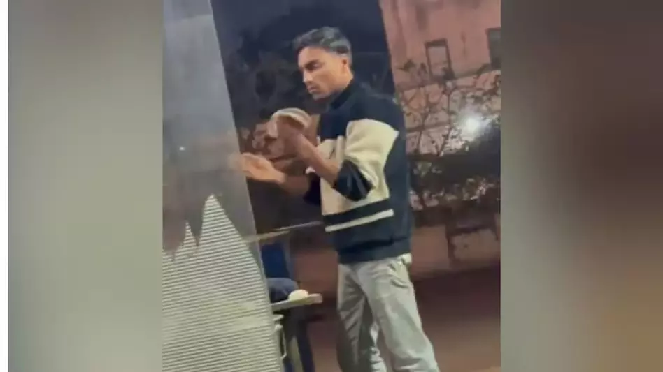 चिकन पॉइंट में शर्मनाक हरकत, कारीगर को पुलिस ने लिया हिरासत में चिकन पॉइंट में शर्मनाक हरकत, कारीगर को पुलिस ने लिया हिरासत में