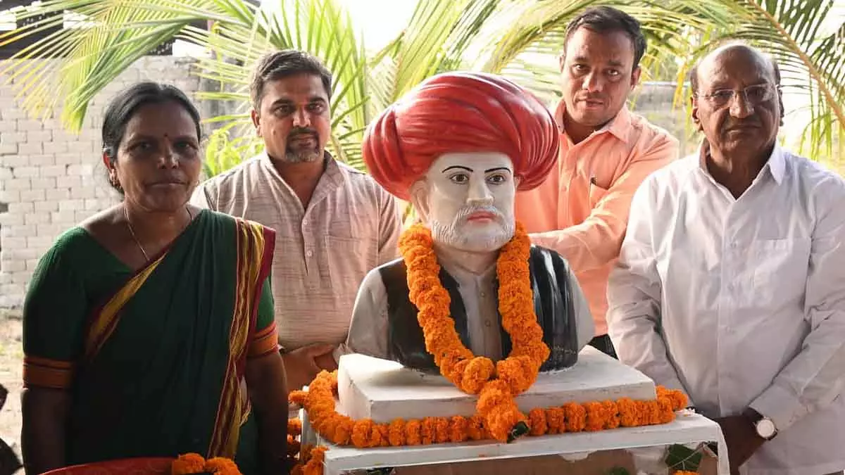 Latur में महात्मा ज्योतिराव फुले की आधी साइज़ की मूर्ति का अनावरण किया गया Latur में महात्मा ज्योतिराव फुले की आधी साइज़ की मूर्ति का अनावरण किया गया