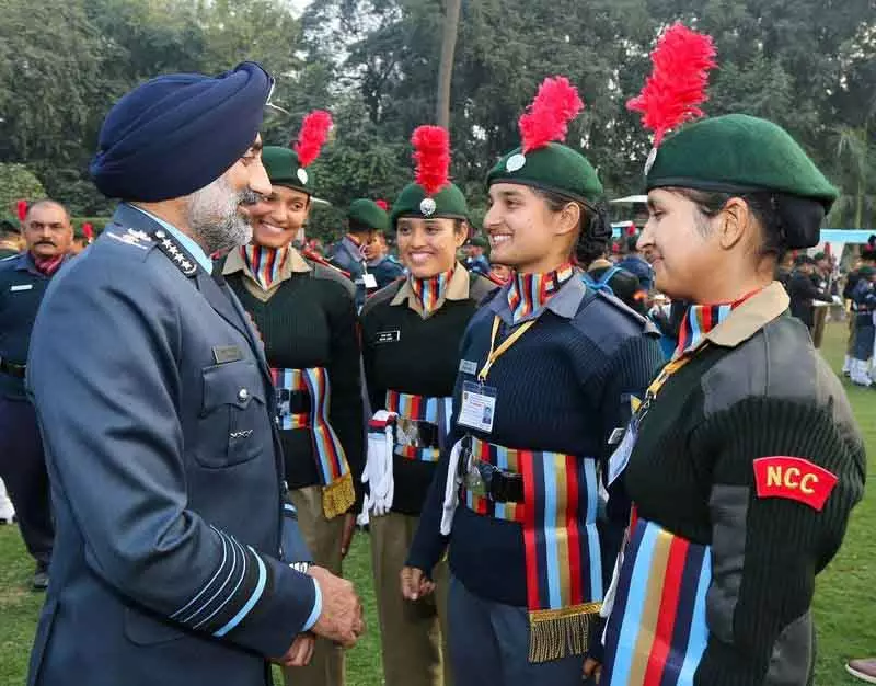 NCC कैडेट्स ने भारतीय वायु सेना प्रमुख से मुलाकात की NCC कैडेट्स ने भारतीय वायु सेना प्रमुख से मुलाकात की