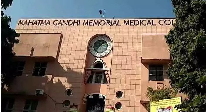 Indore : एमजीएम मेडिकल कॉलेज में बच्चे का अंगूठा कटने के बाद नर्स सस्पेंड Indore : एमजीएम मेडिकल कॉलेज में बच्चे का अंगूठा कटने के बाद नर्स सस्पेंड