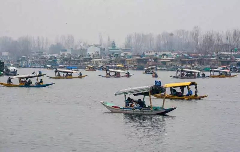 डल झील में बर्फीली ठंड, हरियाणा-पंजाब-Delhi में पारा गिरा डल झील में बर्फीली ठंड, हरियाणा-पंजाब-Delhi में पारा गिरा