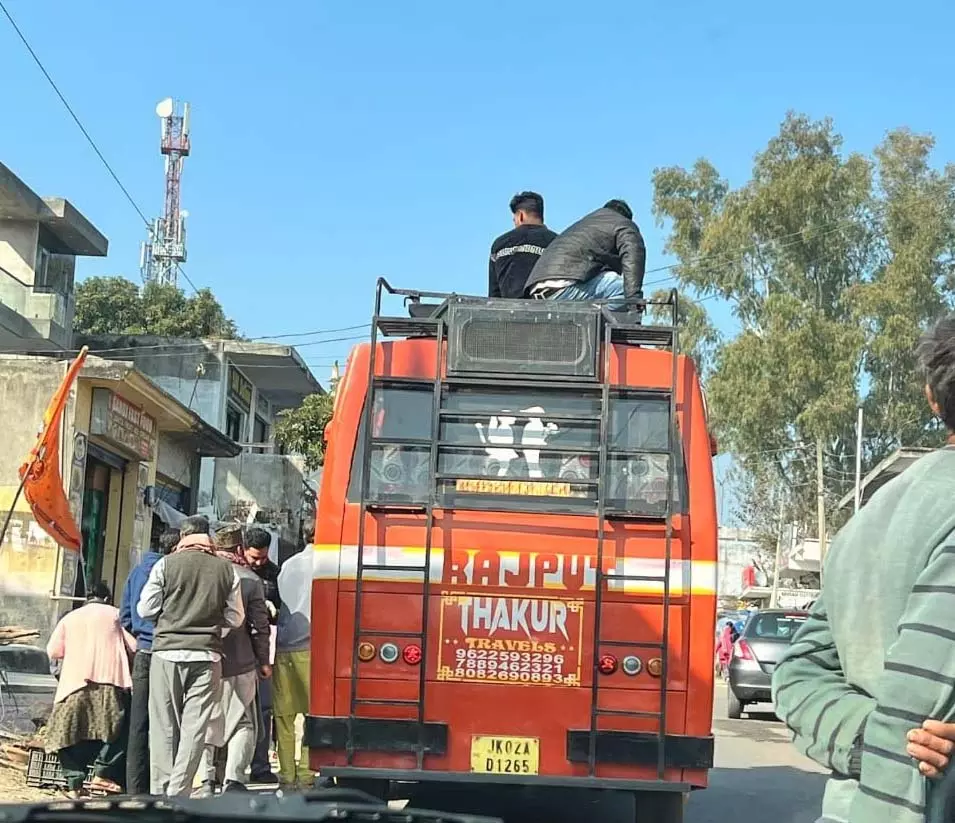 Jammu-Kashmir: यातायात नियमों का उल्लंघन करने वालों के खिलाफ कार्रवाई Jammu-Kashmir: यातायात नियमों का उल्लंघन करने वालों के खिलाफ कार्रवाई