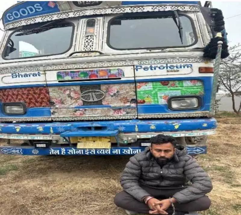 Rajasthan में घुसते ही 40 लाख रुपये की पंजाब की शराब ले जा रहा वाहन जब्त Rajasthan में घुसते ही 40 लाख रुपये की पंजाब की शराब ले जा रहा वाहन जब्त