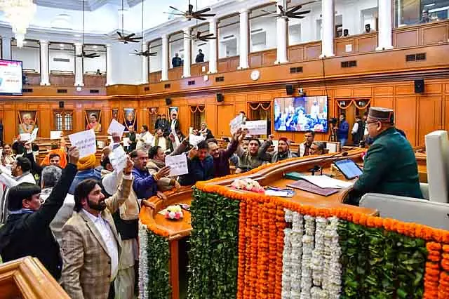 Delhi विधानसभा सत्र एक दिन बढ़ा, AAP विधायक वेल में आए Delhi विधानसभा सत्र एक दिन बढ़ा, AAP विधायक वेल में आए