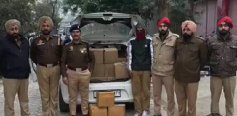 Ludhiana: पुलिस ने तस्करी की शराब के साथ एक व्यक्ति को पकड़ा Ludhiana: पुलिस ने तस्करी की शराब के साथ एक व्यक्ति को पकड़ा