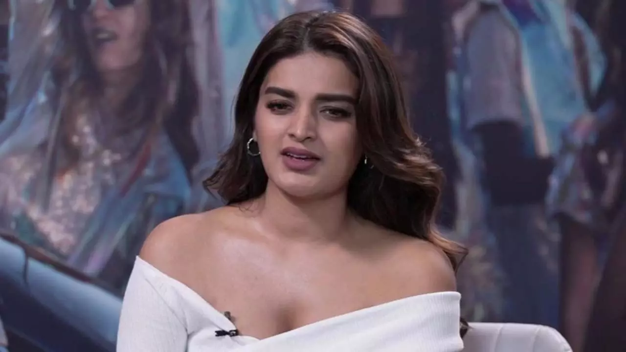 Nidhhi Agerwal ने गाने के लॉन्च पर हुई दुर्भाग्यपूर्ण घटना पर अपनी बात रखी Nidhhi Agerwal ने गाने के लॉन्च पर हुई दुर्भाग्यपूर्ण घटना पर अपनी बात रखी