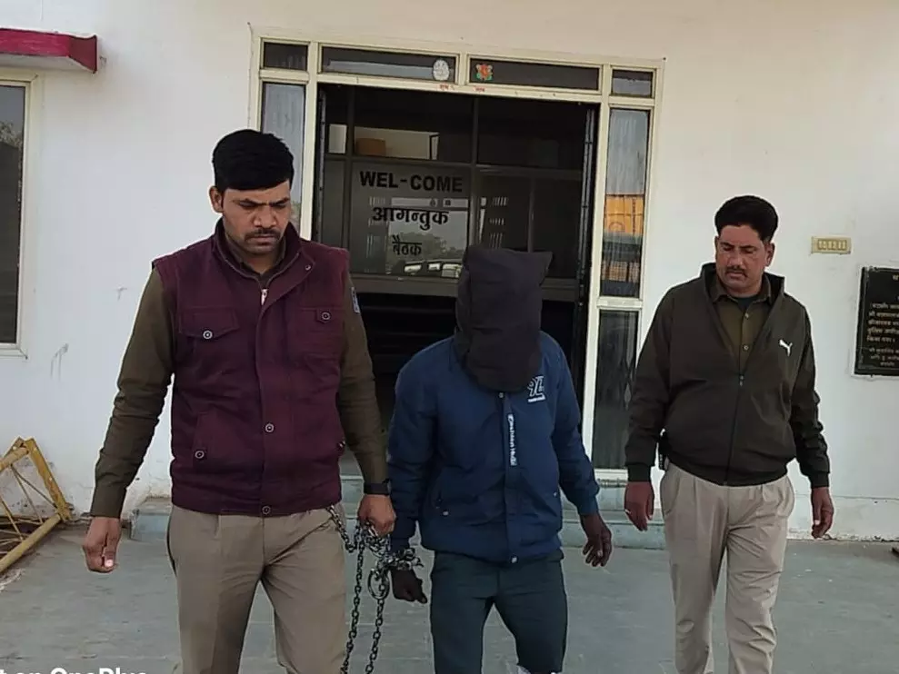 Mandsaur: पुलिस ने 5वीं की छात्रा से दुष्कर्म करने वाले आरोपित को गिरफ्तार किया Mandsaur: पुलिस ने 5वीं की छात्रा से दुष्कर्म करने वाले आरोपित को गिरफ्तार किया