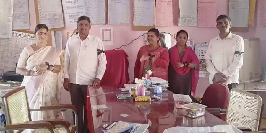 Chintamani : ब्लैक बेल्ट पहनकर अपनी ड्यूटी करने वाले टीचर Chintamani : ब्लैक बेल्ट पहनकर अपनी ड्यूटी करने वाले टीचर