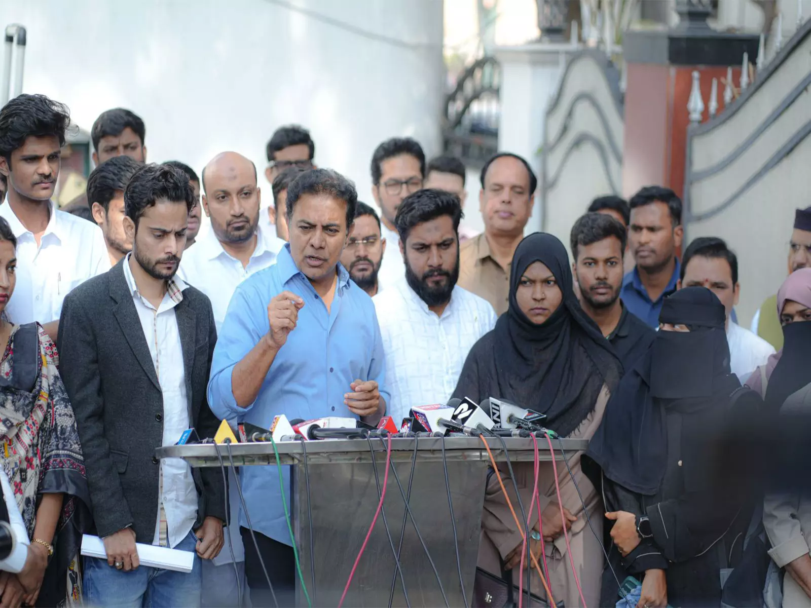 केटीआर ने MANUU जमीन पर कथित अवैध कब्जे को लेकर कांग्रेस पर निशाना साधा केटीआर ने MANUU जमीन पर कथित अवैध कब्जे को लेकर कांग्रेस पर निशाना साधा