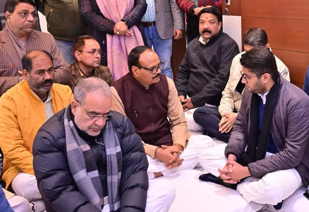 Bareilly: डिप्टी सीएम ब्रजेश ने दिवंगत विधायक के परिजनों से की शोक भेंट Bareilly: डिप्टी सीएम ब्रजेश ने दिवंगत विधायक के परिजनों से की शोक भेंट