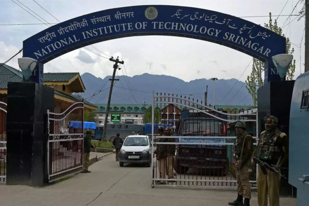 Srinagar: विश्वविद्यालय ने 10 जनवरी से घोषित की शीतकालीन छुट्टियां Srinagar: विश्वविद्यालय ने 10 जनवरी से घोषित की शीतकालीन छुट्टियां