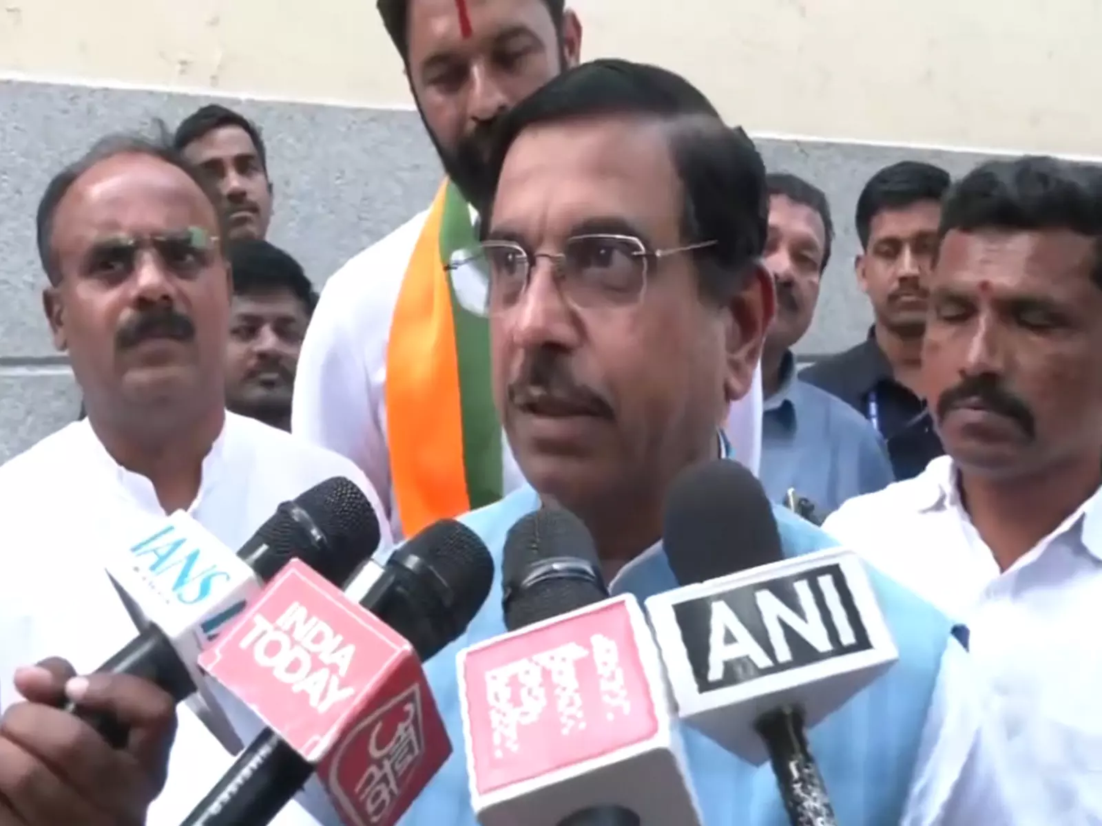 Union Minister प्रहलाद जोशी ने नेशनल हेराल्ड के उच्च राजस्व पर जताई प्रतिक्रिया Union Minister प्रहलाद जोशी ने नेशनल हेराल्ड के उच्च राजस्व पर जताई प्रतिक्रिया
