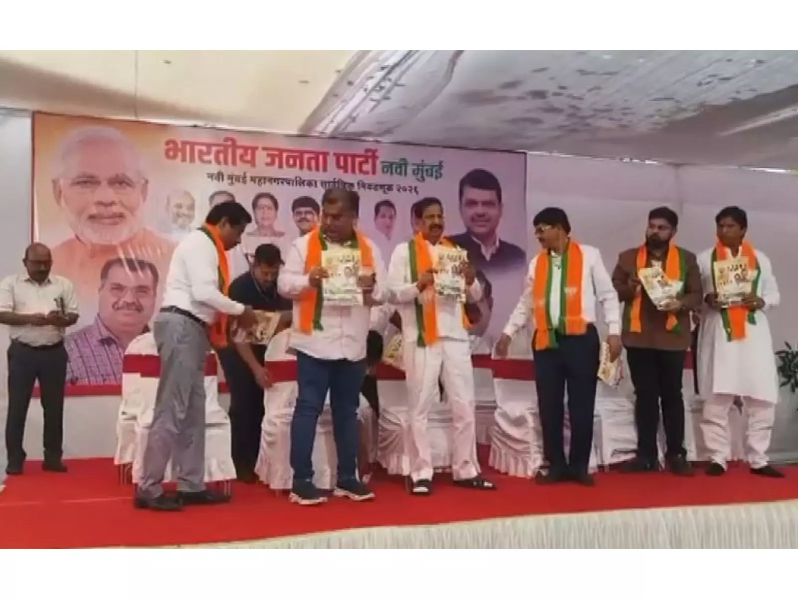 BMC चुनावों से पहले निलंबित कांग्रेस के 12 पार्षदों ने भाजपा में शामिल हुए BMC चुनावों से पहले निलंबित कांग्रेस के 12 पार्षदों ने भाजपा में शामिल हुए