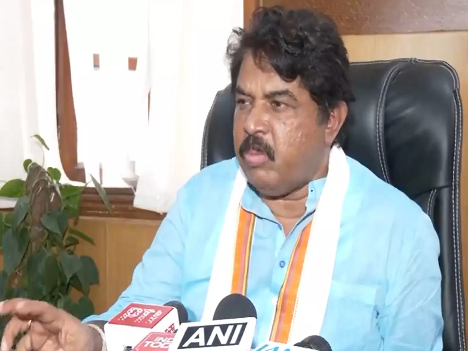 Karnataka विपक्ष ने हुबली निर्वस्त्रता मामले में पुलिस अधिकारियों के निलंबन की मांग की Karnataka विपक्ष ने हुबली निर्वस्त्रता मामले में पुलिस अधिकारियों के निलंबन की मांग की
