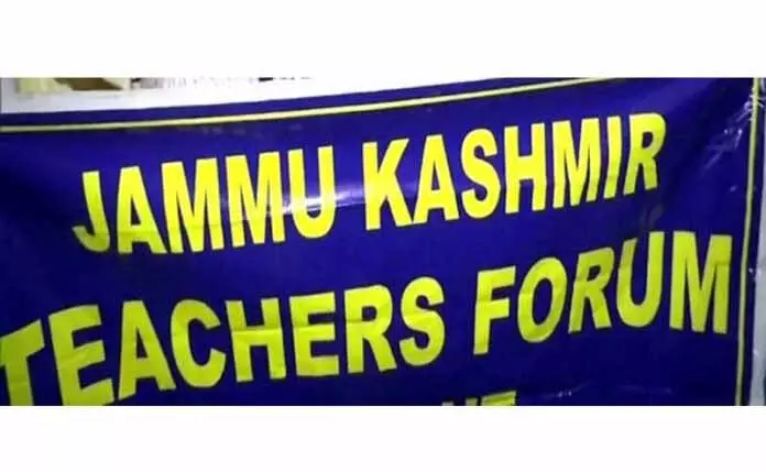 JKTF ने अधिकारियों पर शिक्षकों के मुद्दों पर देरी करने की रणनीति अपनाने का आरोप लगाया JKTF ने अधिकारियों पर शिक्षकों के मुद्दों पर देरी करने की रणनीति अपनाने का आरोप लगाया