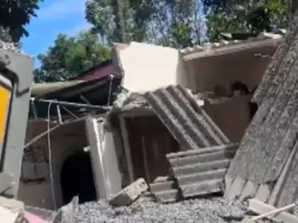 Idukki में निर्माण सामग्री ले जा रहा ट्रक घर पर पलट गया Idukki में निर्माण सामग्री ले जा रहा ट्रक घर पर पलट गया