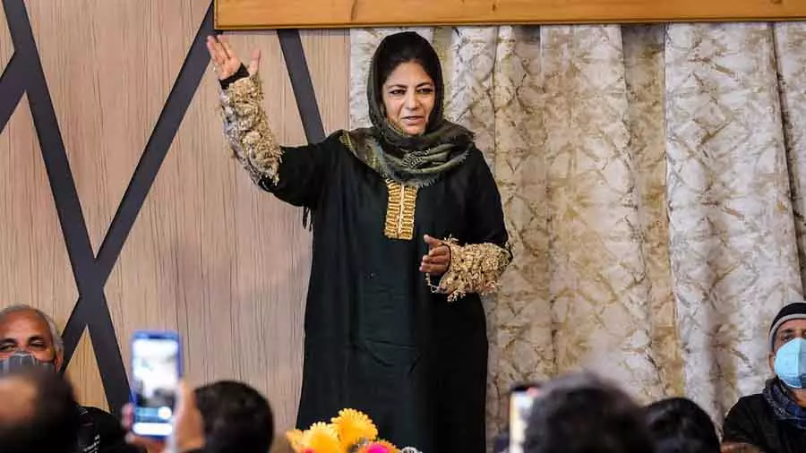 Mehbooba Mufti ने ममता बनर्जी को शेरनी कहा, कहा कि वह सरेंडर नहीं करेंगी Mehbooba Mufti ने ममता बनर्जी को शेरनी कहा, कहा कि वह सरेंडर नहीं करेंगी