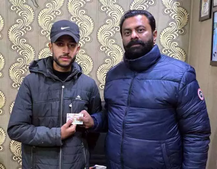 Chopra ने आयुष्मान भारत और अन्य कार्ड बांटे Chopra ने आयुष्मान भारत और अन्य कार्ड बांटे