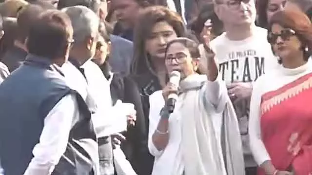 Kolkata : I-PAC पर ED की रेड के खिलाफ पश्चिम बंगाल की CM ममता सड़कों पर उतरीं Kolkata : I-PAC पर ED की रेड के खिलाफ पश्चिम बंगाल की CM ममता सड़कों पर उतरीं