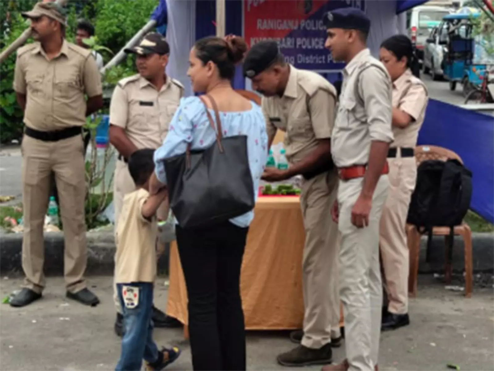 Police ने शांतिपुर प्रतिमा तोड़फोड़ मामले को लेकर फैल रही अफवाहों के खिलाफ चेतावनी जारी की Police ने शांतिपुर प्रतिमा तोड़फोड़ मामले को लेकर फैल रही अफवाहों के खिलाफ चेतावनी जारी की