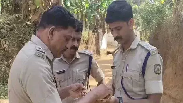 Kerala: कोझिकोड के पुरामेरी में स्कूल बस का टायर फट गया Kerala: कोझिकोड के पुरामेरी में स्कूल बस का टायर फट गया