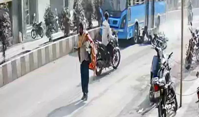 Surat में बाईं ओर से बस को ओवरटेक करने की कोशिश में बाइक सवार की मौत Surat में बाईं ओर से बस को ओवरटेक करने की कोशिश में बाइक सवार की मौत