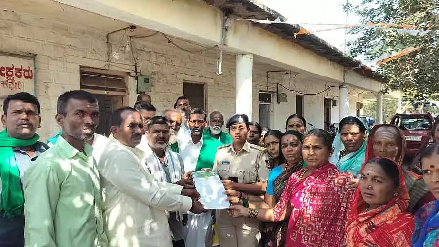 Karnataka : गांववालों ने शराब की गैर-कानूनी बिक्री रोकने की अपील की Karnataka : गांववालों ने शराब की गैर-कानूनी बिक्री रोकने की अपील की