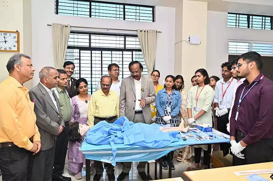 शिक्षकों से सीखना प्रभावी है: KMCRI निदेशक डॉ. ईश्वर शिक्षकों से सीखना प्रभावी है: KMCRI निदेशक डॉ. ईश्वर