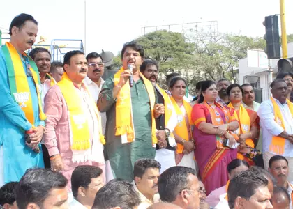 BJP ने पीड़ित के घर जाकर कर्नाटक मामले में न्यायिक जांच की मांग की BJP ने पीड़ित के घर जाकर कर्नाटक मामले में न्यायिक जांच की मांग की
