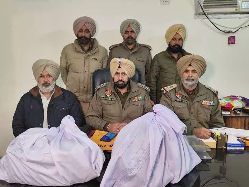 Attari में नशीली गोलियों के साथ 2 लोग गिरफ्तार Attari में नशीली गोलियों के साथ 2 लोग गिरफ्तार