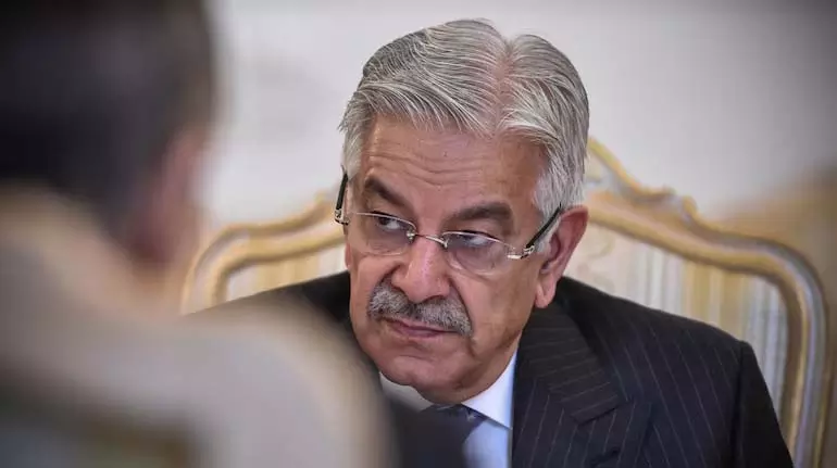 Khawaja Asif की लाइव टीवी पर ट्रंप वाली गलती, एंकर ने मंत्री की बात काट दी Khawaja Asif की लाइव टीवी पर ट्रंप वाली गलती, एंकर ने मंत्री की बात काट दी