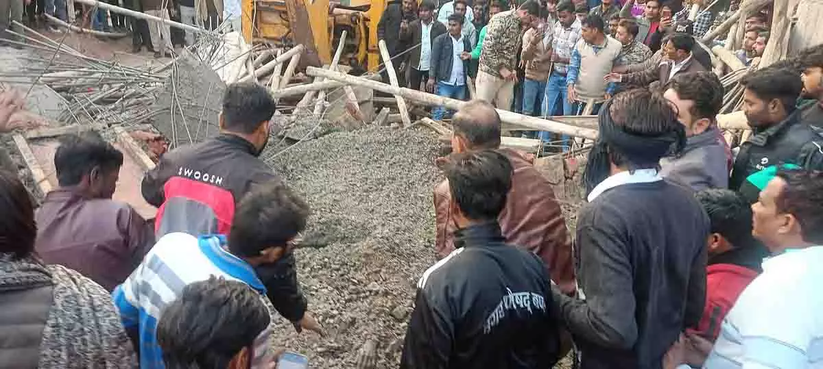 निर्माणाधीन हनुमान मंदिर का गेट गिरने से 2 लोग गंभीर रूप से घायल निर्माणाधीन हनुमान मंदिर का गेट गिरने से 2 लोग गंभीर रूप से घायल