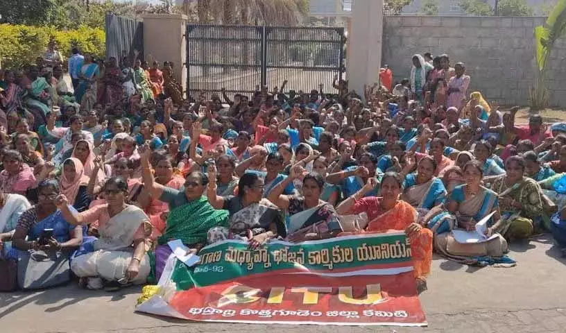 Mid-day मील वर्कर्स ने कांग्रेस सरकार से आठ महीने से बकाया सैलरी और बिल देने की मांग की Mid-day मील वर्कर्स ने कांग्रेस सरकार से आठ महीने से बकाया सैलरी और बिल देने की मांग की
