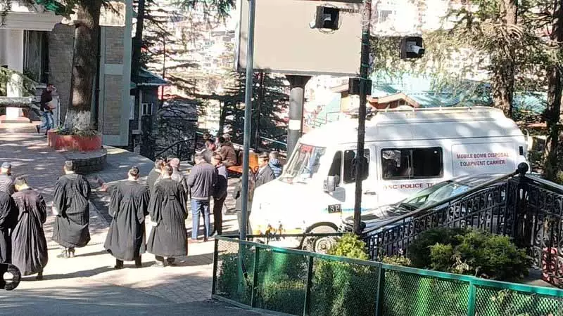 Himachal: बम की धमकी वाले मेल के बाद हाई कोर्ट अलर्ट पर Himachal: बम की धमकी वाले मेल के बाद हाई कोर्ट अलर्ट पर