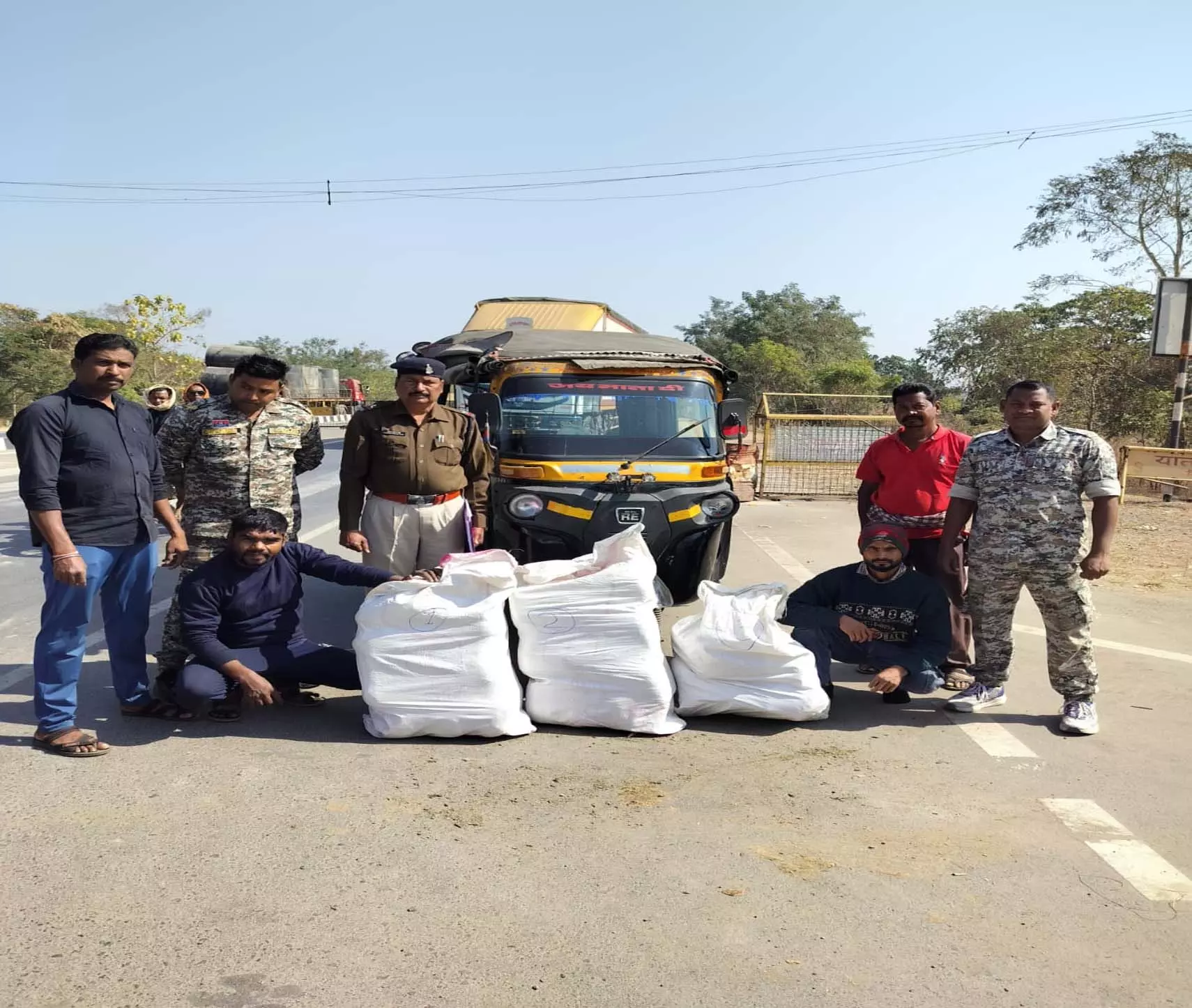 CG BREAKING: ऑटो से गांजा तस्करी करते दो तस्कर गिरफ्तार, 30 लाख का माल जब्त CG BREAKING: ऑटो से गांजा तस्करी करते दो तस्कर गिरफ्तार, 30 लाख का माल जब्त